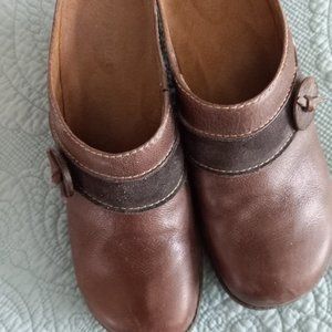 EZ SPIRIT WEDGE CLOGS